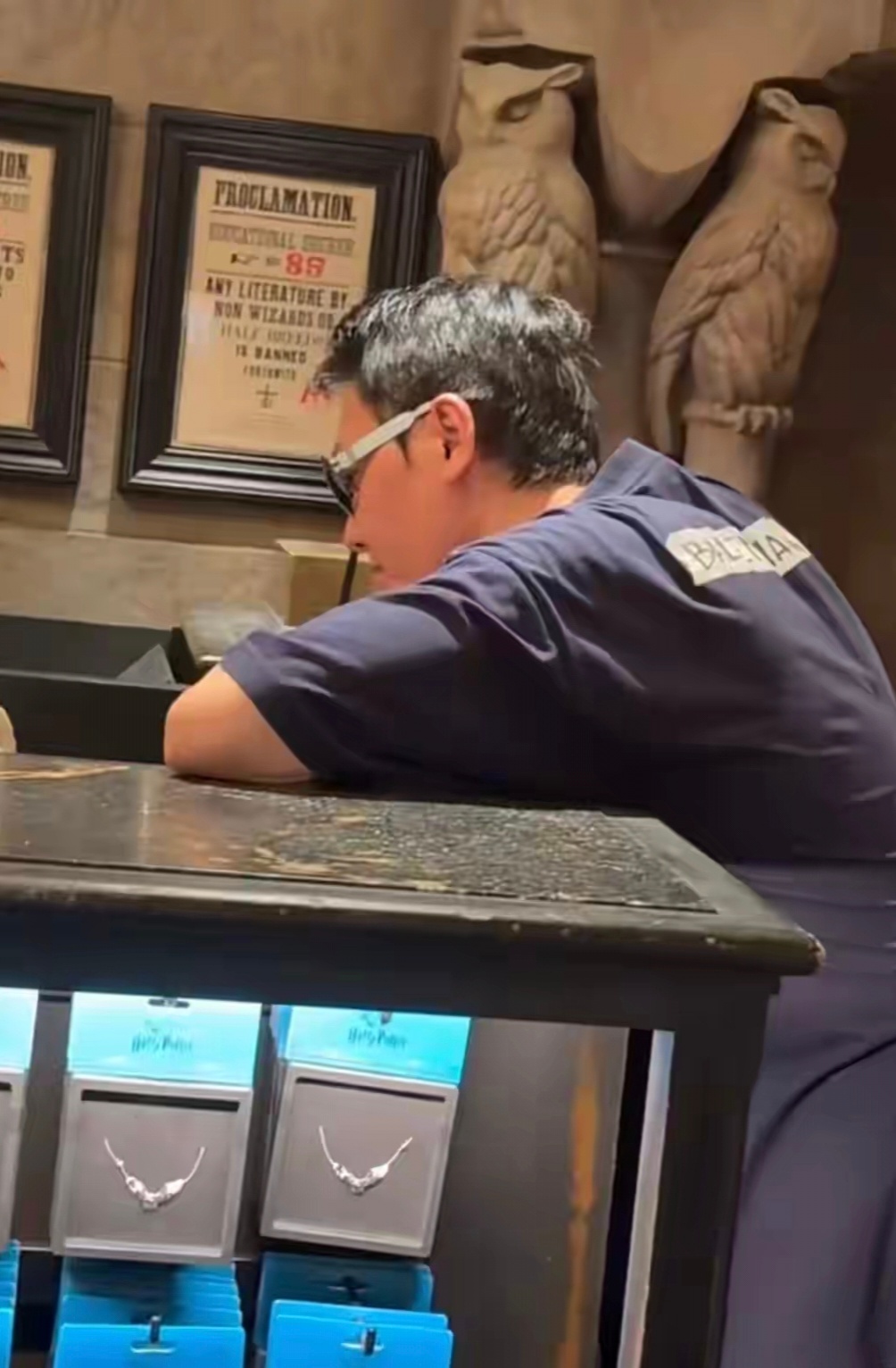 冯绍峰带娃过七夕，脸晒通红不忘买礼物，7岁儿子很活泼，47岁本应中年发福的年纪，