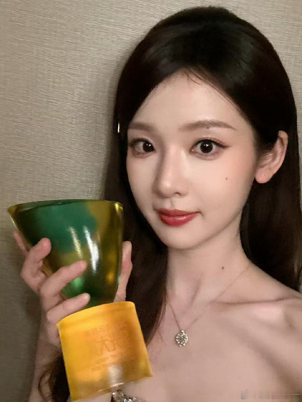 恭喜张淼怡  获得“年度星尚艺人”荣誉越来越看好三水妹妹啦！ 