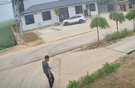 《惊！监控下一男子将幼童塞进大巴车》 ​​​