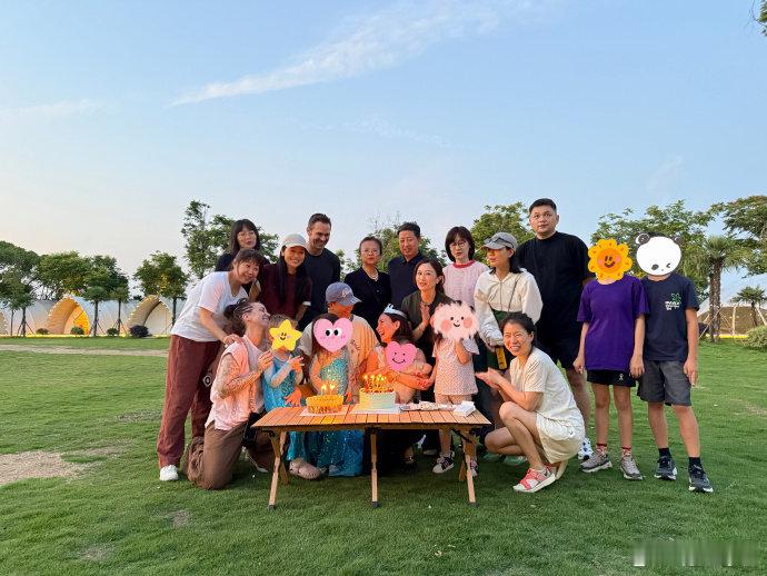 卢靖姗晒全家福庆生，真幸福啊~ 韩庚卢靖姗儿女都这么大了 卢靖姗晒全家福庆生