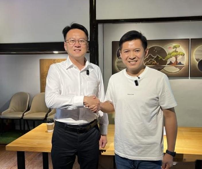 就在今天（9月22日），已经被蓝营“考纪会”撤销党籍的何志勇，竟然与绿营庄竞程一