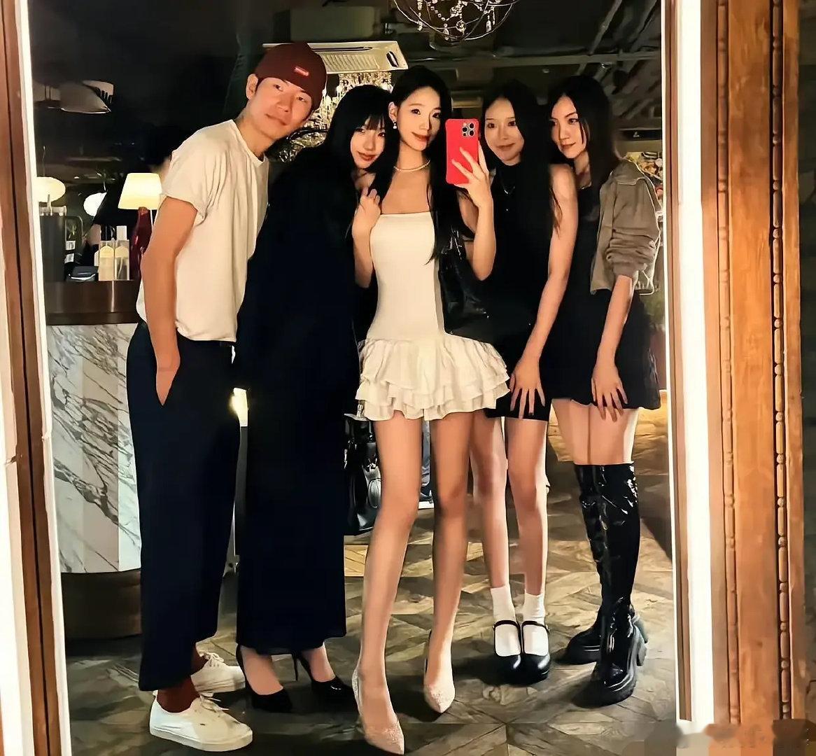 大曲线看到自己的女儿，再看看妹妹的女儿，不知道有何想法？走路驼背 出门旅游穿个那
