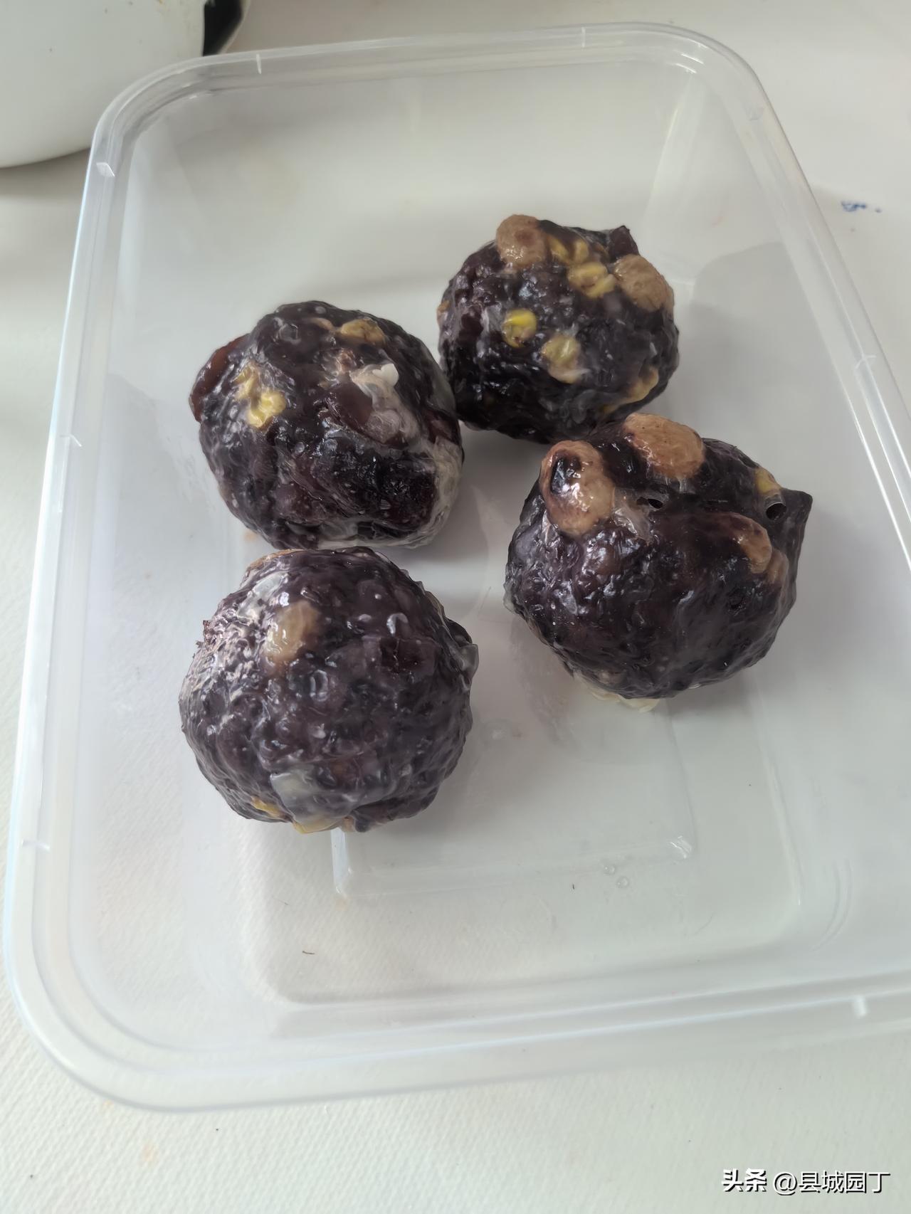 这个孩子，如果不提学习，那真的是万般可爱。

中午，预定的杂粮粘豆包到了，可只送