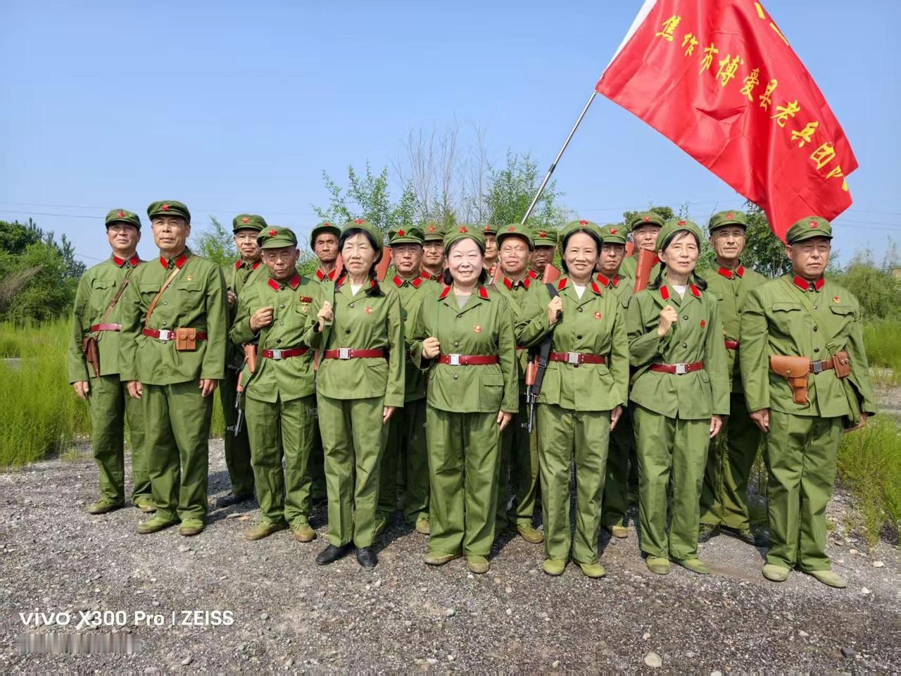 老兵团队全家福。一人参军全家光荣