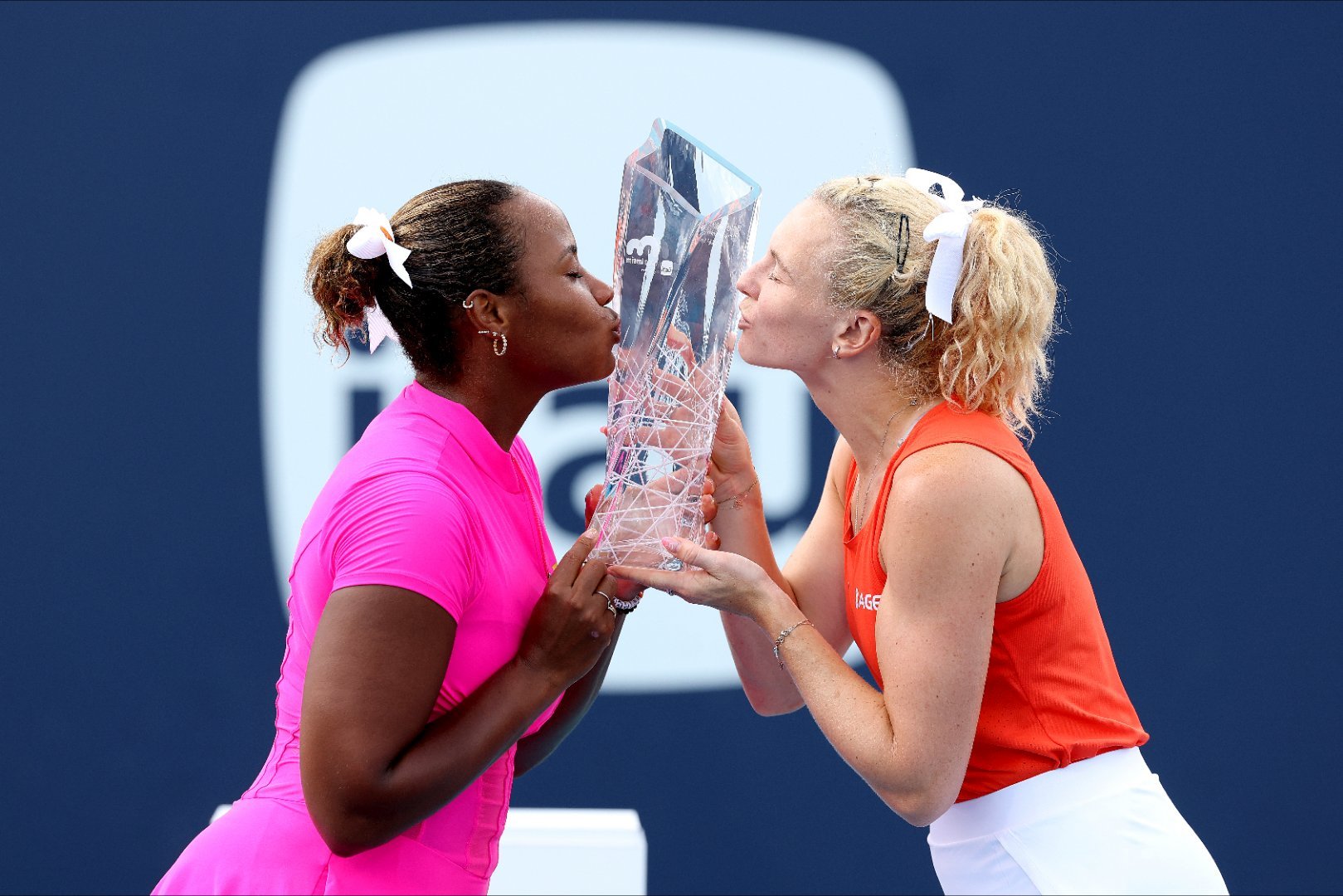 捧杯时刻📸西尼亚科娃和汤森德斩获合作以来的第五冠，其中包括两个大满贯和三个10