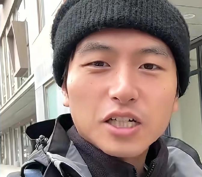 现在的年轻人果然非常有勇气
20多岁安徽小伙准备坐公交车从安徽一直坐到黑龙江
年