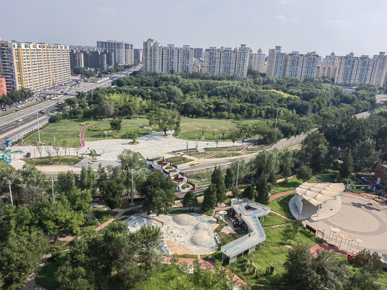 从狂风骤雨的江南，回到苦夏余绪的北京，出地铁就都是汗……
今年江南最热时下了江南