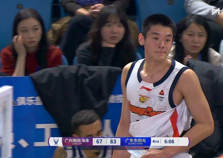 小将王洪泽犯满毕业，下来之后看他还是有些懊恼，不过我觉得小伙子已经很棒了，职业生