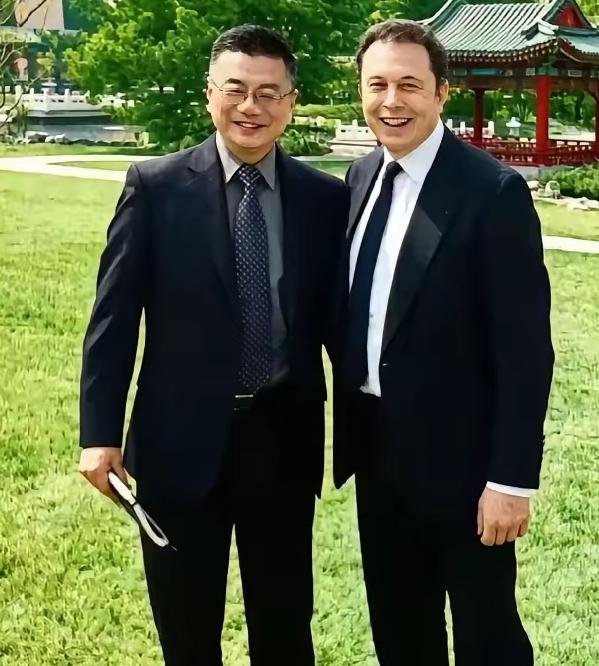 马斯克这个“狂人”谁都不服，但在任宇翔面前，他却流露出少见的柔和。两人不仅是宾大