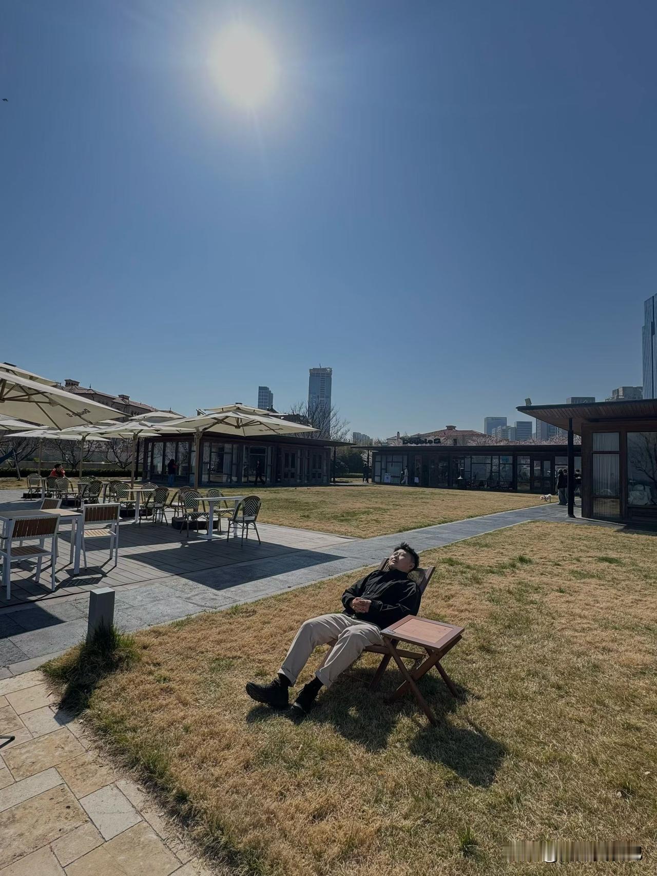 在快节奏生活里，我们像不停奔跑的马拉松选手，追逐着名利、爱情。但偶尔也想停下，像