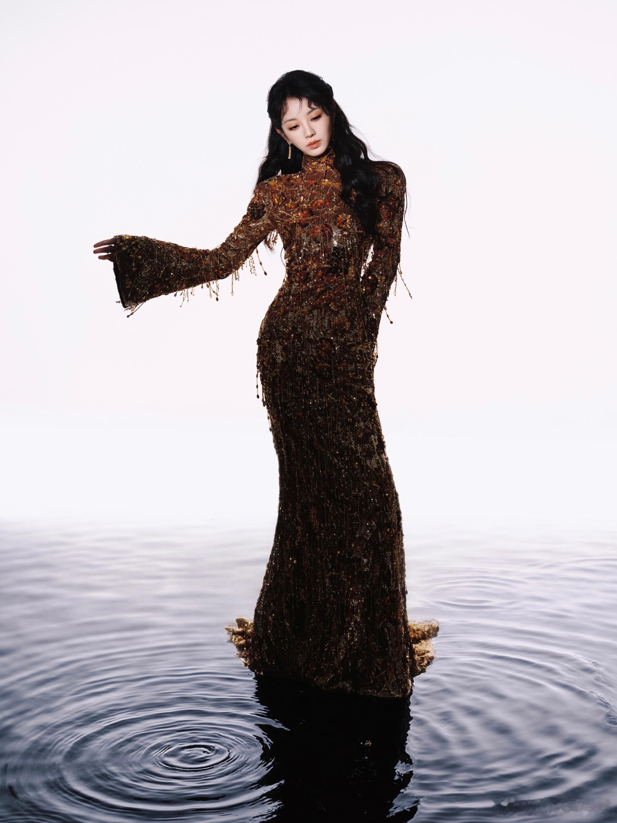 田曦薇 ｜ 星光大赏出图田曦薇金色流苏裙今年《子夜归》 & 《大奉打更人》两部力