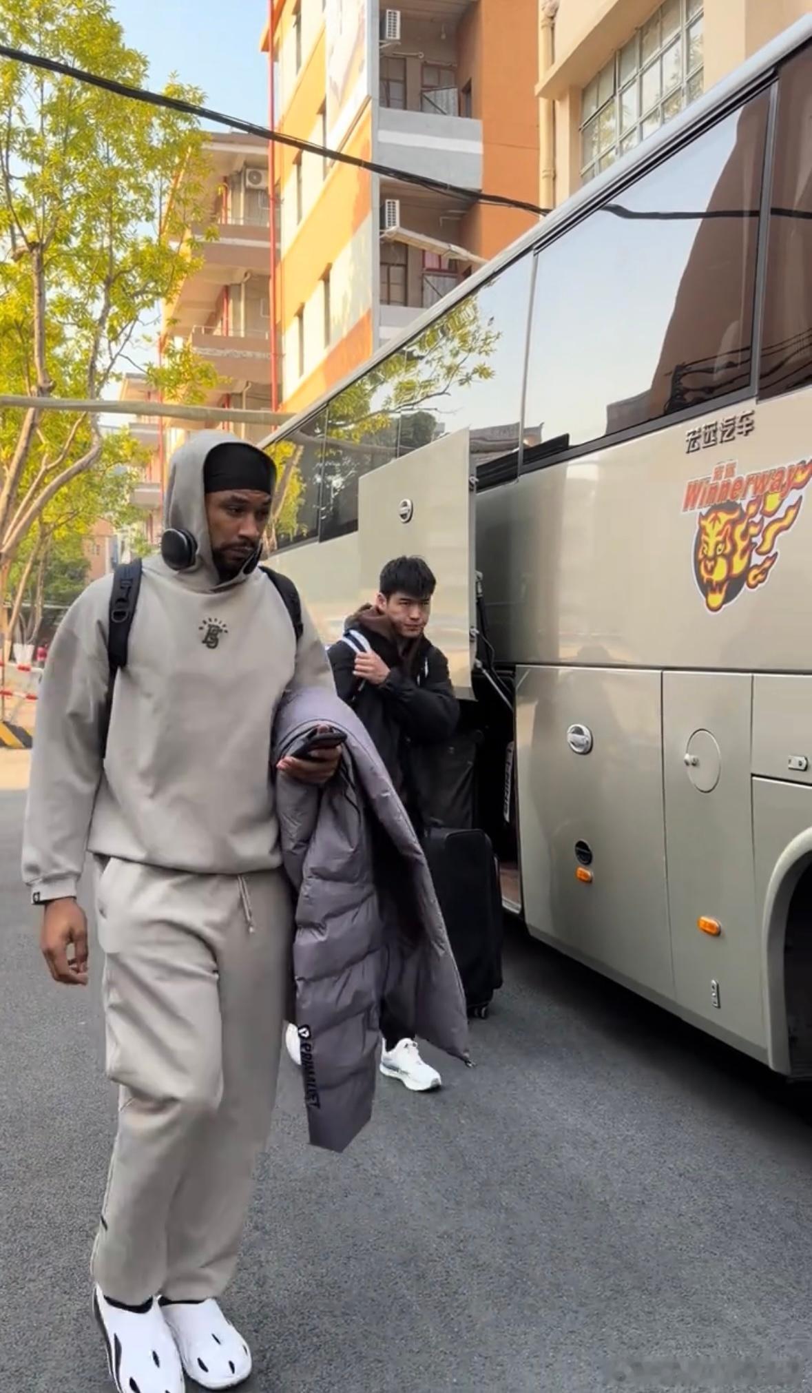 神情凝重，广东宏远男篮全队今天上午已经出发前往四川了！上一场被北控的廖三宁读秒绝