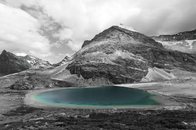 川西旅游，让我最难忘的风光当属稻城亚丁。
那里的牛奶海美得像一颗蓝色宝石，镶嵌在