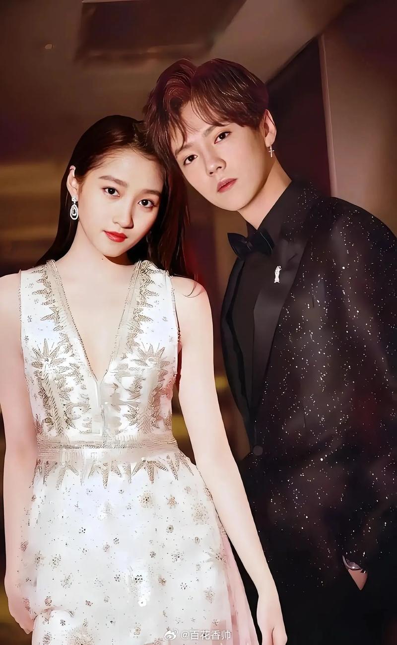 鹿晗 关晓彤当年鹿晗官宣和关晓彤恋爱，微博服务器瘫痪，鹿晗脱粉百万，如今历经分手