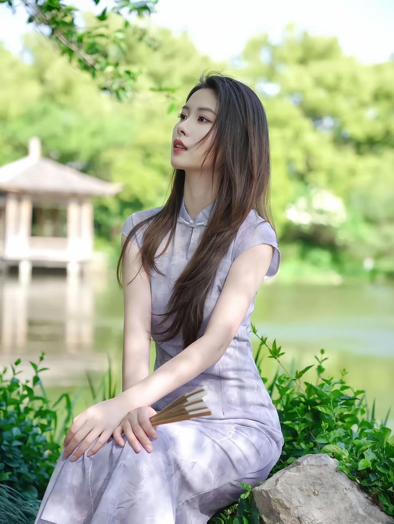 静坐湖畔，悠然自得，感受自然的宁静与美好。