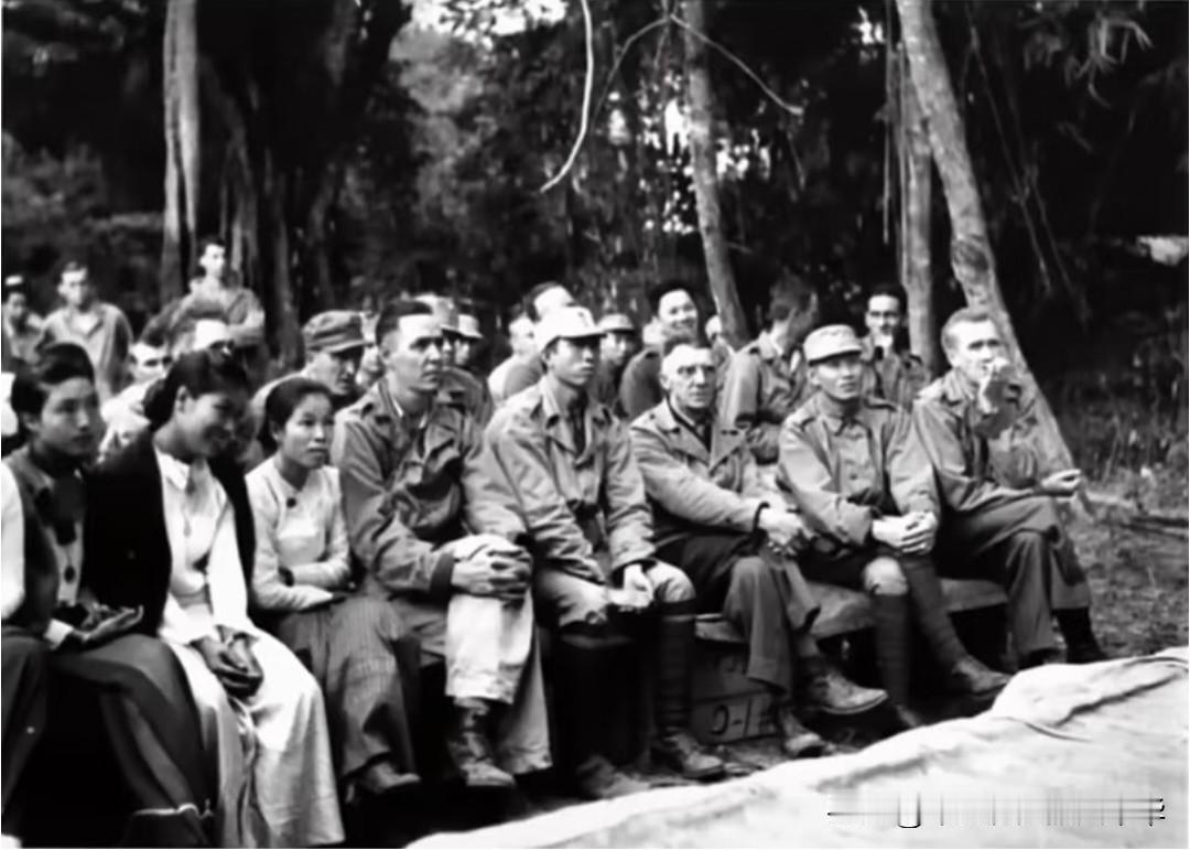 缅北硝烟间隙｜1944印度兰姆伽，孙立人与史迪威一同观看战地演出
 
这张难得的