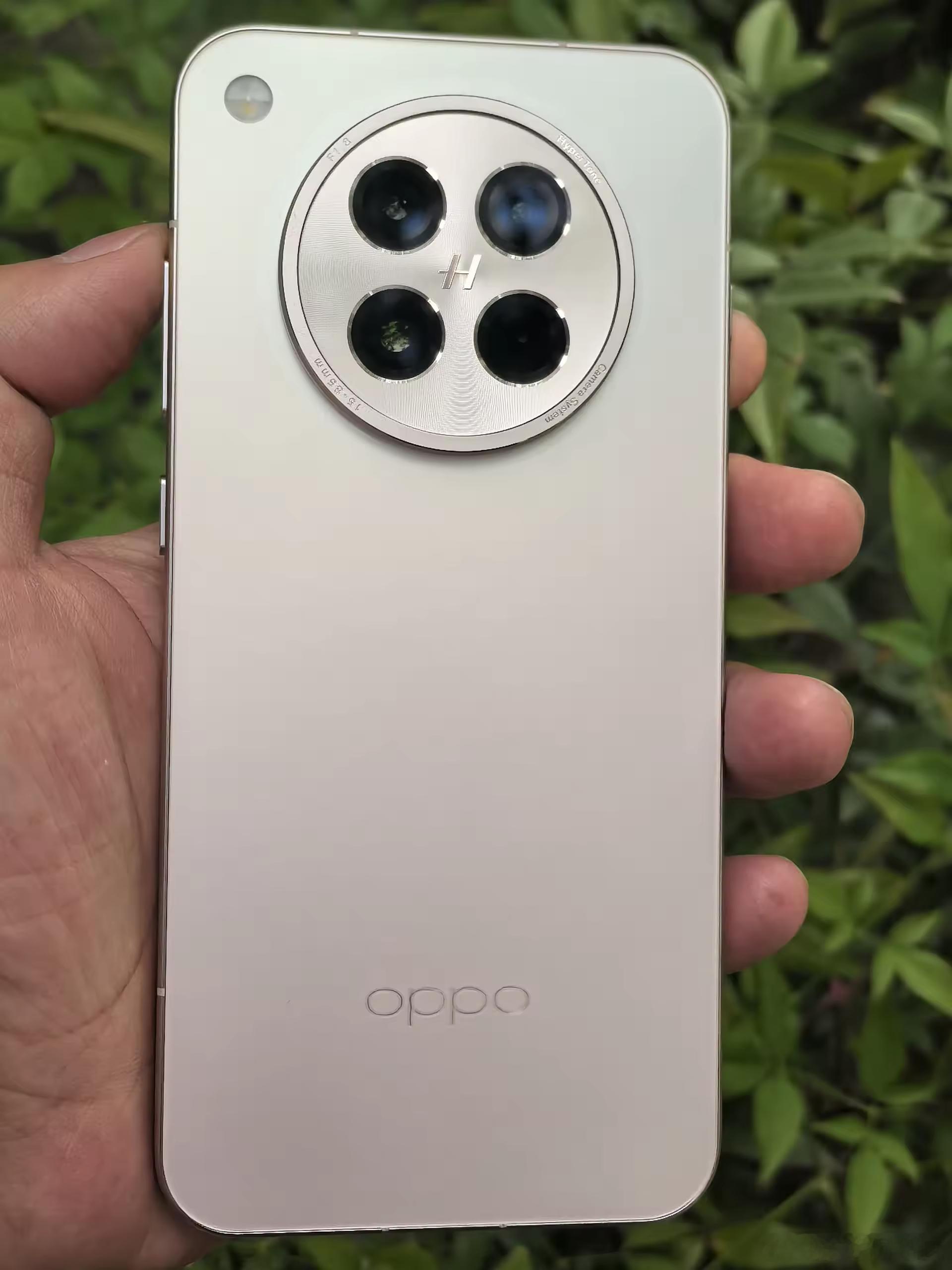 别说哈，这个中框的过渡还真有点iPhone的意思，精致感可以的，整体也是OPPO