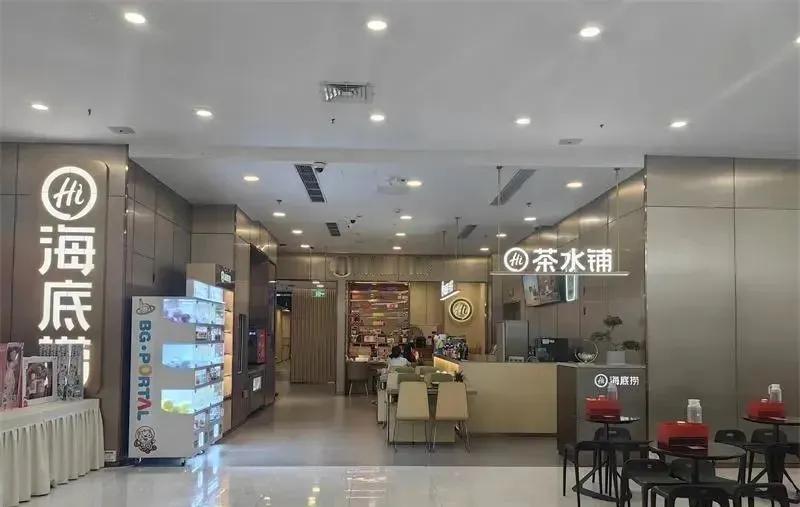 海底捞又摊上事了，去年上海外滩海底捞门店小便事件刚落幕，以两名17岁当事人赔礼道