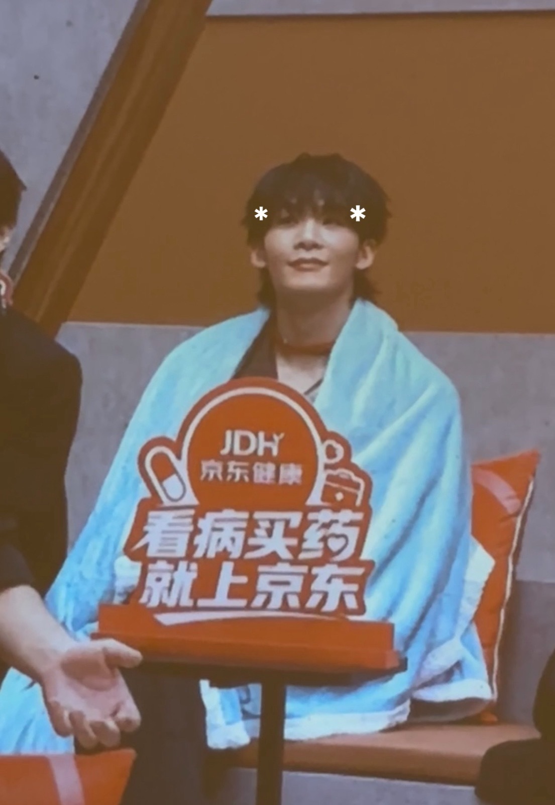 王赫野紧急撤回一个哈欠能看出来王赫野已经十分困倦，哈欠刚准备释放，靠着强大的自控