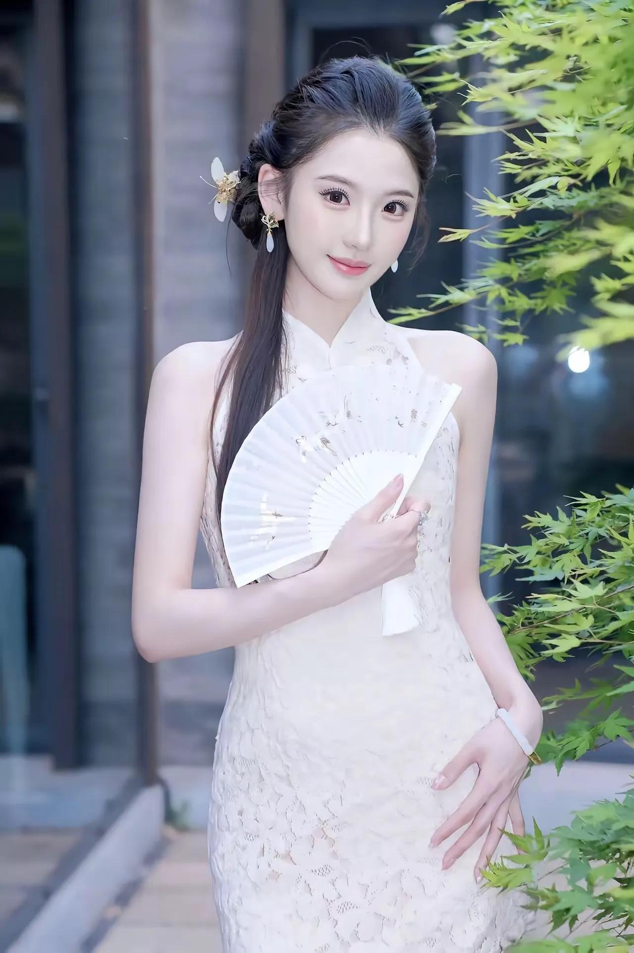 春暖花开、春意盎然、阳光明媚，不用远行，家门口的美景不错，让人觉得心情愉悦！