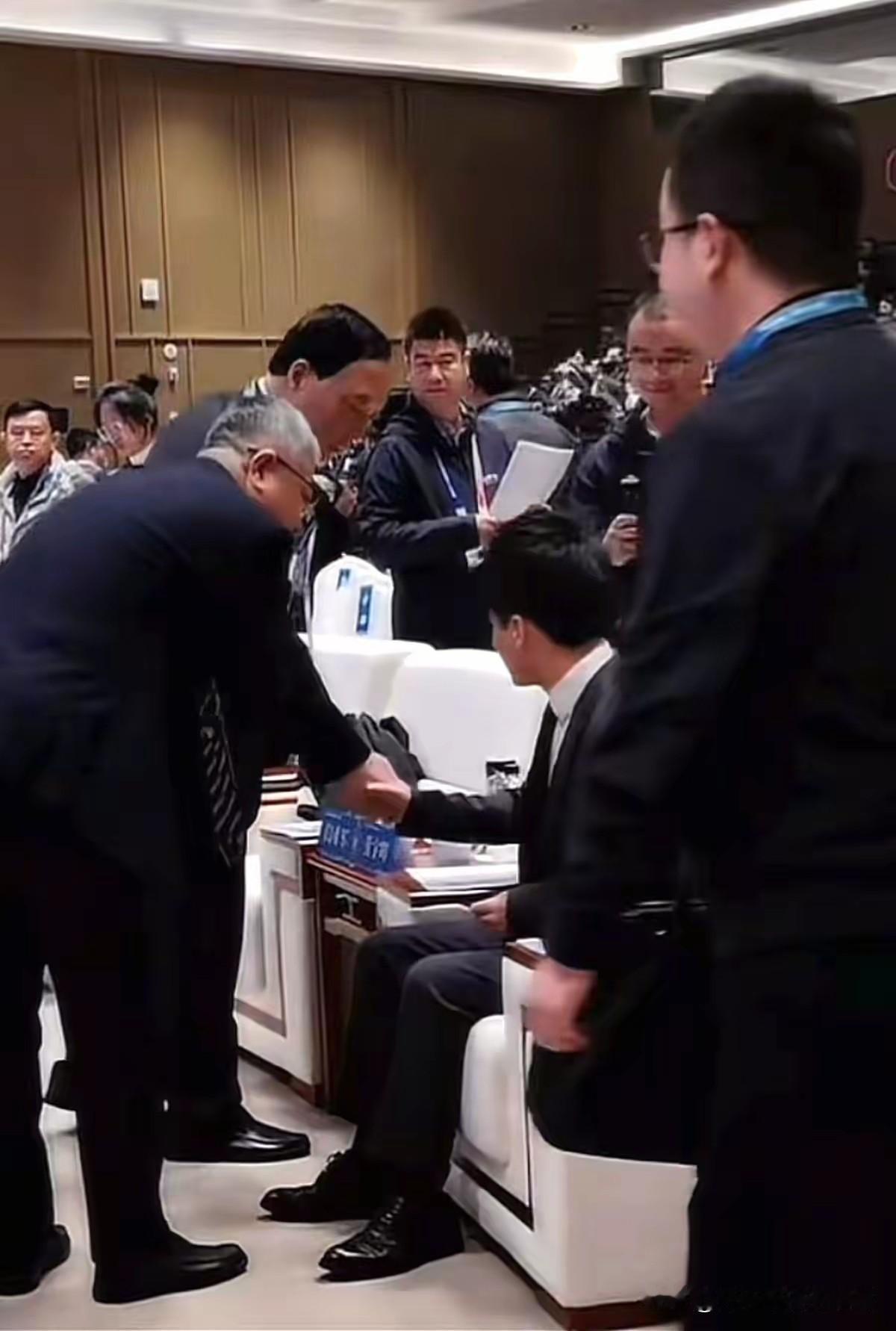 董宇辉聚焦了全场的目光，大家对宇辉太热情了，让宇辉连表示礼貌站立的机会都没有，不