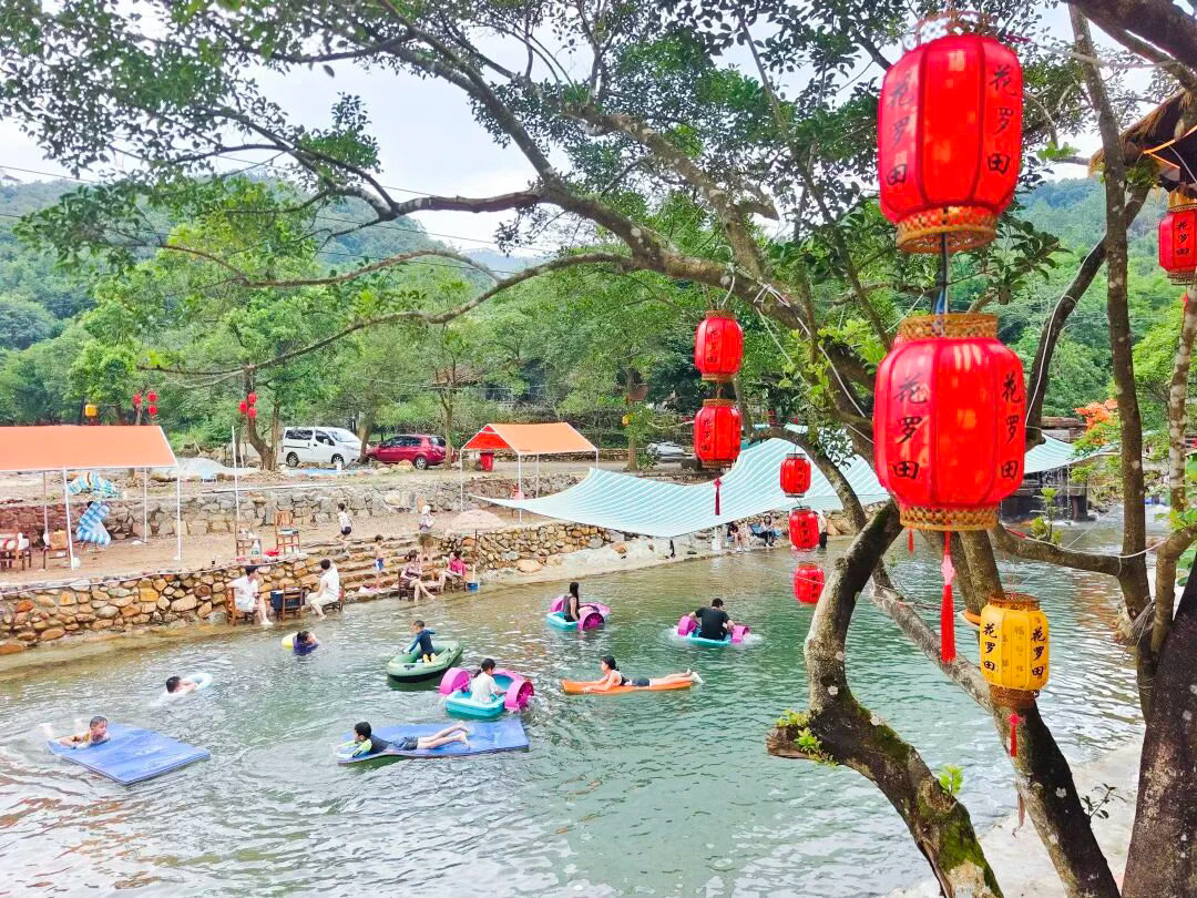 【肇庆乡村藏着夏日避暑胜地 市民争相打卡】位于肇庆市鼎湖区凤凰镇同古村花罗田，潺