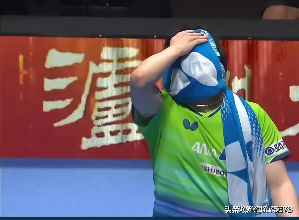 松岛辉空输球后哭了
颁奖典礼上全程黑着脸；
获奖者自拍环节他别别扭扭…

这个1