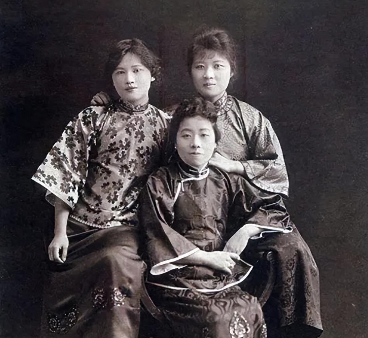 孙中山宋庆龄婚礼现场，宋父母为何含泪向新女婿孙中山跪拜磕头，其中究竟有何深刻含义