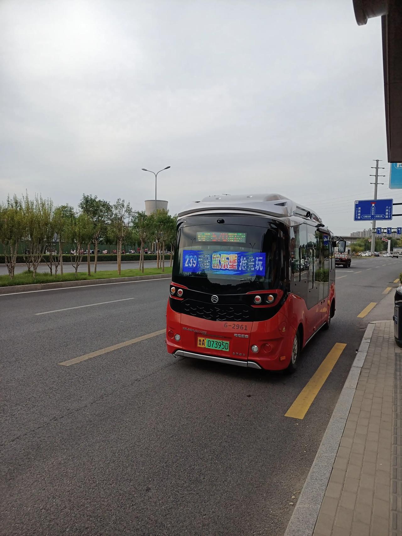在济南坐这种小公交是真的很舒服
票价才一元
里面的座椅更舒适
#济南头条# #济