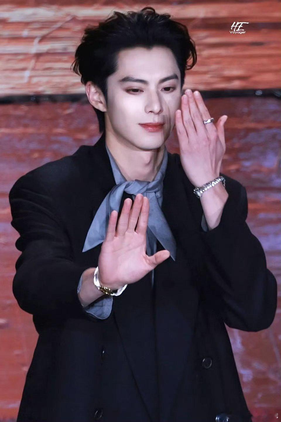 王鹤棣微博视界大会内场直拍[打call][打call][打call]此男和精修图