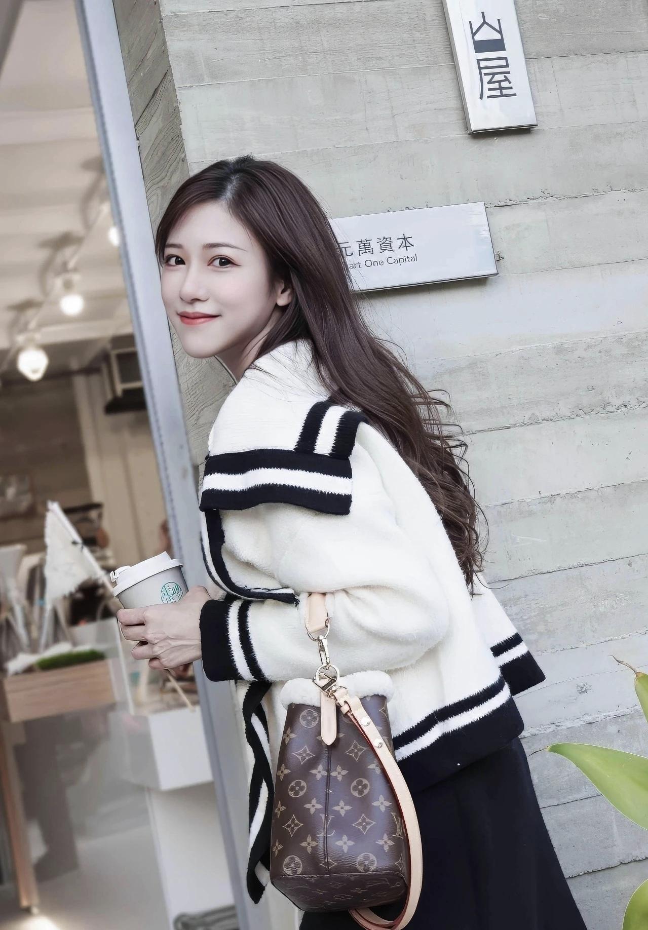职场外的松弛时刻，黑白系穿搭拿捏优雅感，咖啡在手，快乐我有☕️