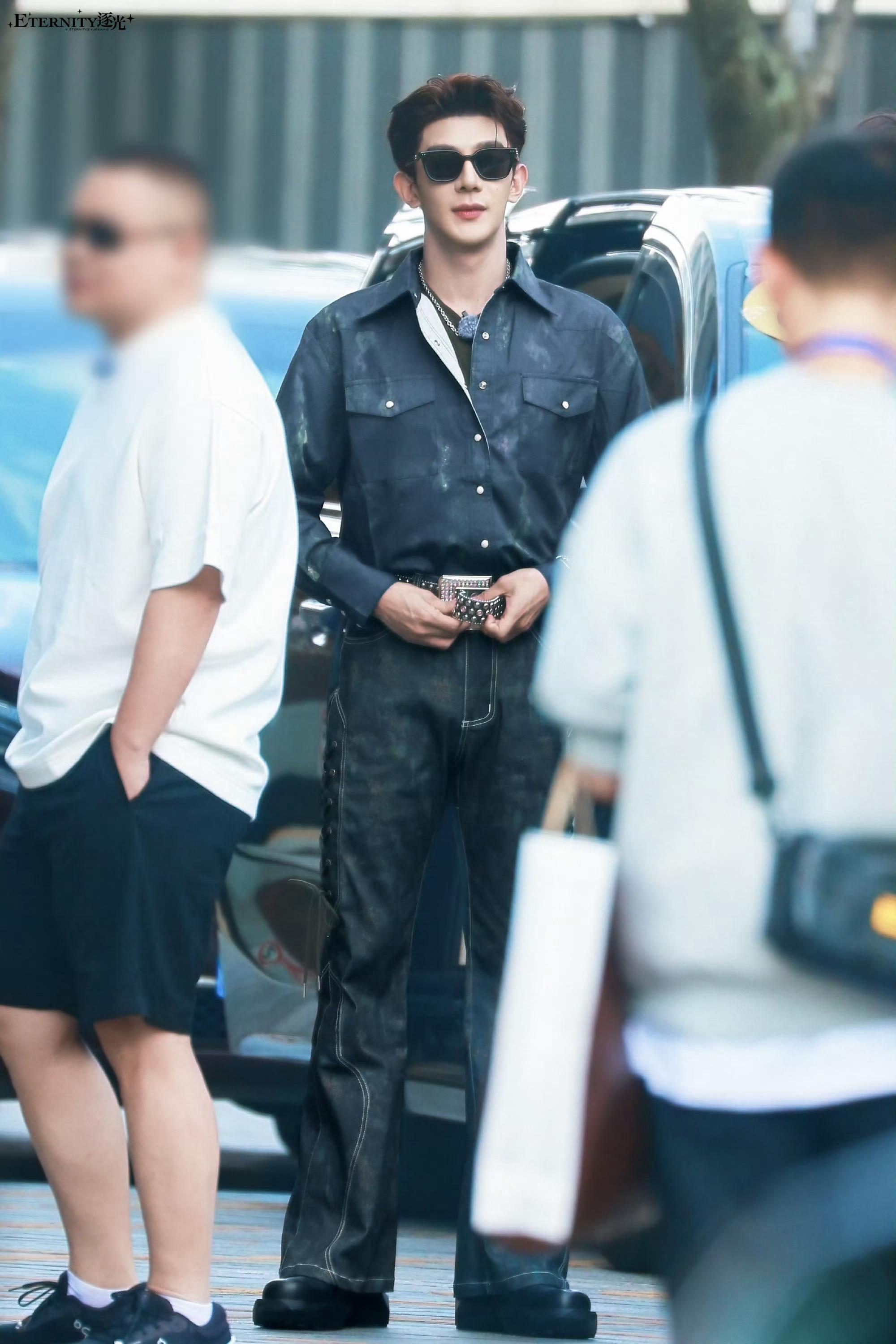 一身连体衣的夏之光，酷酷的很可爱[抱一抱][打call]#夏之光[超话]##夏之