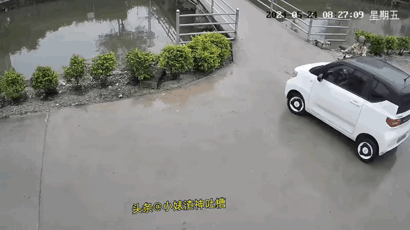 临近路口
没有丝毫减速
这女的也是没谁了
下次可长点心吧[捂脸]