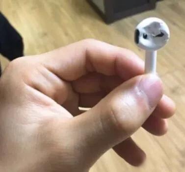 你敢咬我耳机，我就敢当你面把玩具剪坏