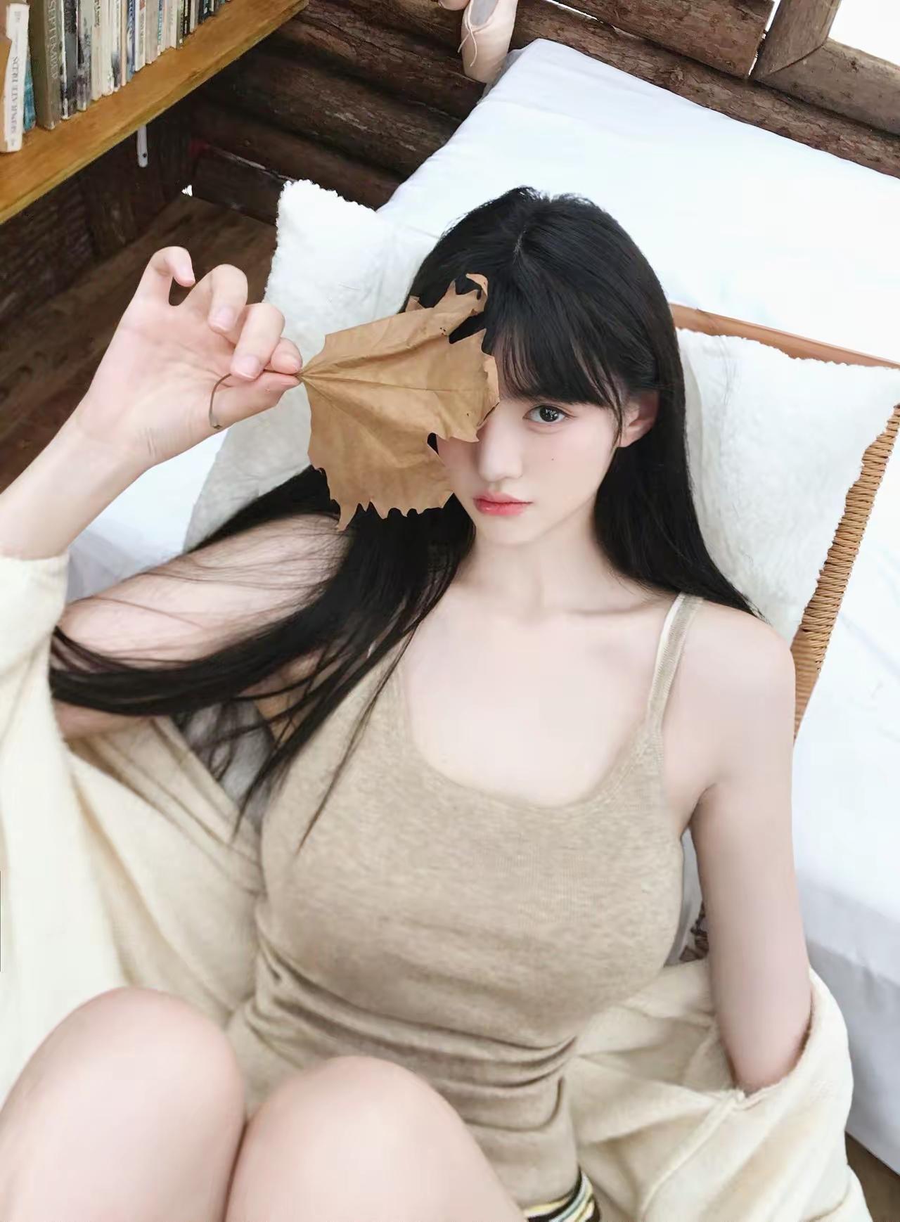 秋的信笺落在眼睫上
木质的呼吸裹着软枕
发梢垂进米白的光里
像未讲完的梦 轻轻晃