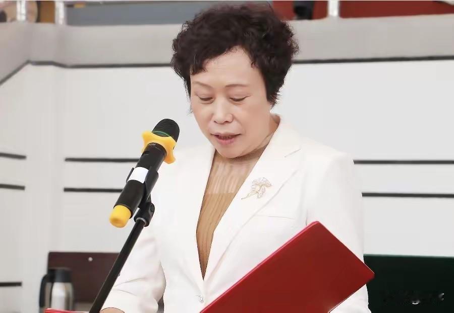 “白西装红讲稿”成反讽：吕庆芬退休被查，曲靖职教14个月四震
 
6月13日，曲