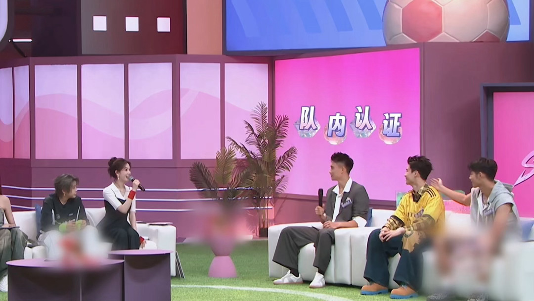 陈瑶对王濛说我终于有绶带了陈瑶在别的节目当上队长了 红队胜出，陈瑶挂上绶带，笑着