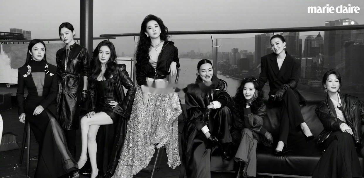 刘亦菲在圈内的地位真的好高，嘉人活动大合照，只有她可以不穿黑色，稳坐C位 