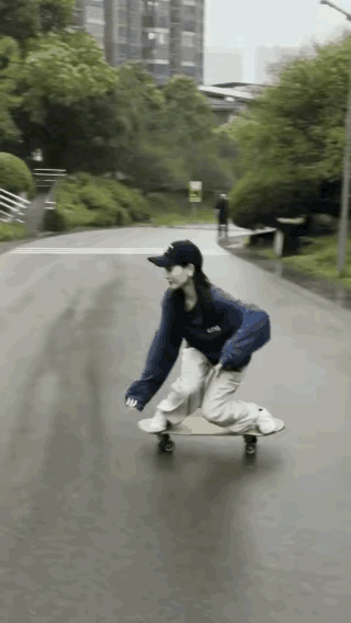 小姑娘滑板水平提高 