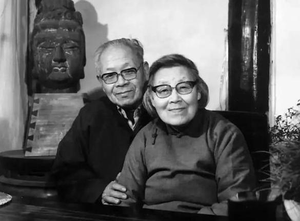 1945年，王世襄和袁荃猷结婚。婚后，王世襄发现妻子除了会剥蒜，其他家务活一概不