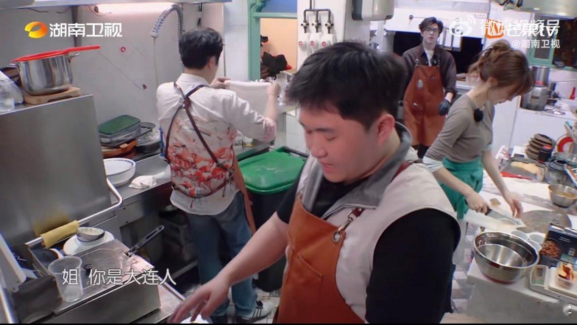 尹浩宇学东北话但没完全学中餐厅名场面 中餐厅打烊后的后厨太有爱！张百乔边洗碗边教