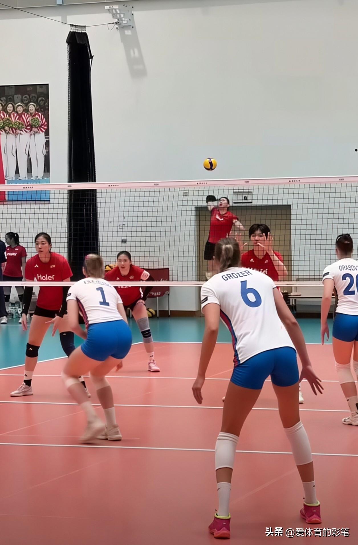 5月29日，中国女排热身赛14人轮番上阵，却唯独没上大白李晨瑄。
今天打捷克女排