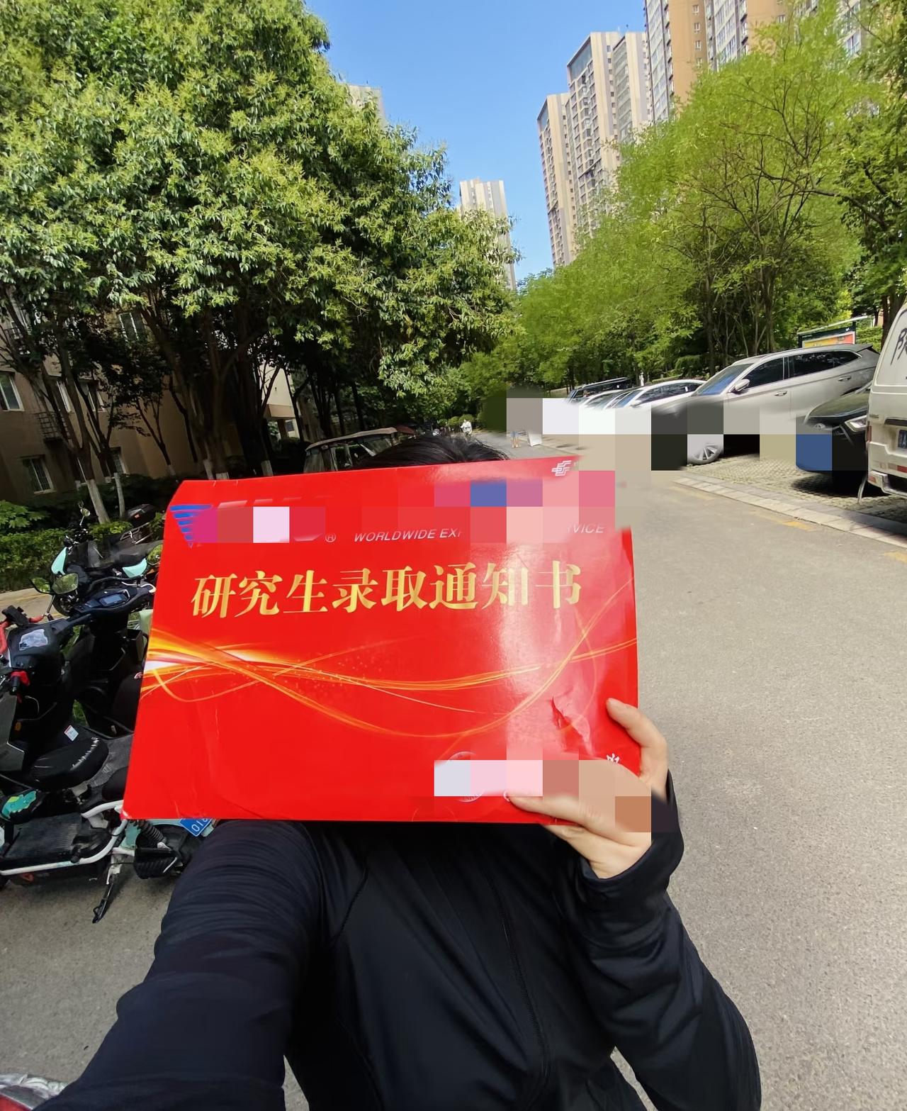 大专出身，
在天津一路苦读，
最后读到研究生毕业，
这条路走得并不轻松。
很多人