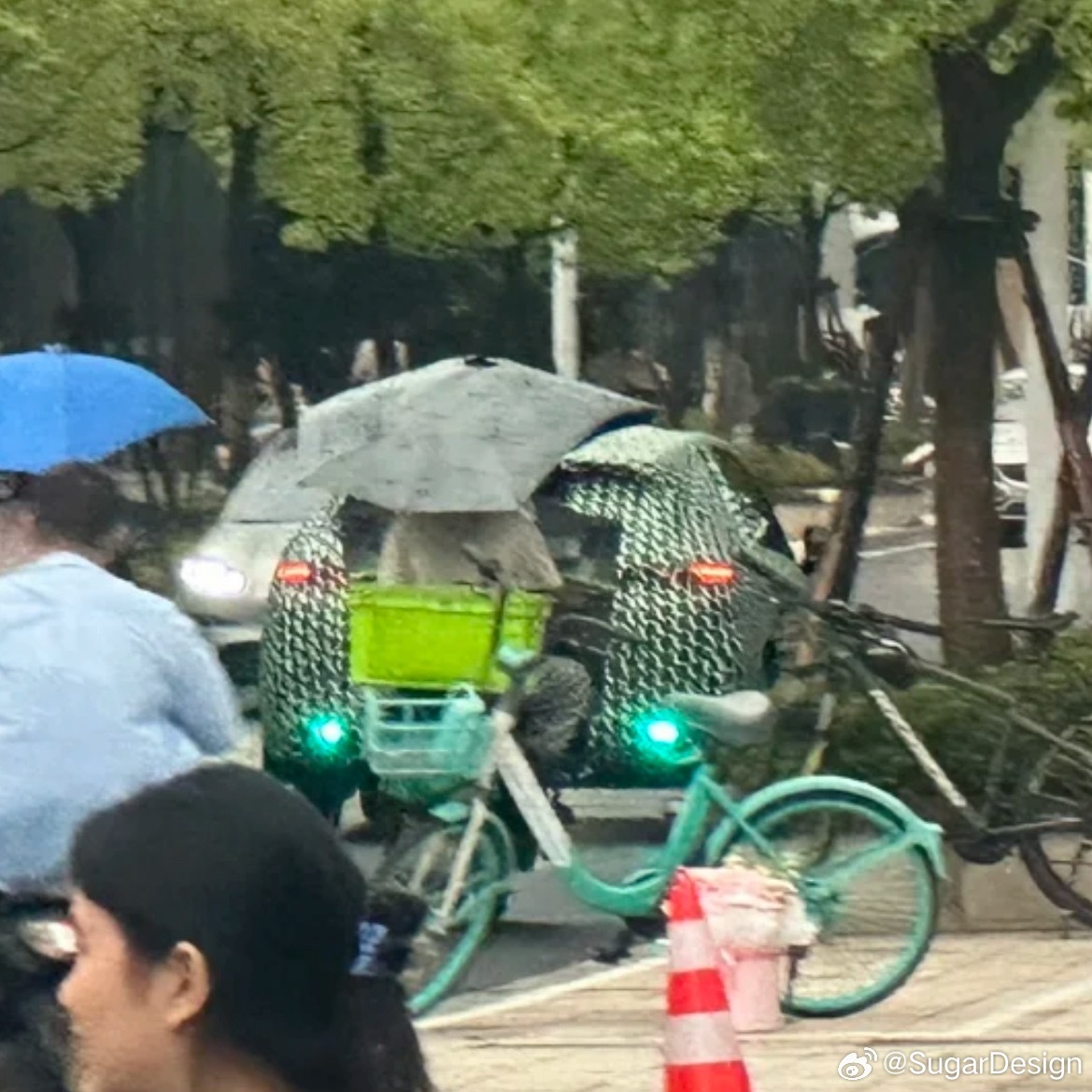 网友来稿，零跑Lafa5的小蓝灯[偷笑]智驾妥了[二哈] ​​​