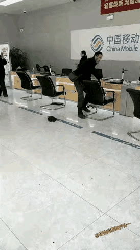 营业厅里客户肆意打砸，工作人员全程淡定拍摄取证，不拦不阻只等警方处理，这一幕看着