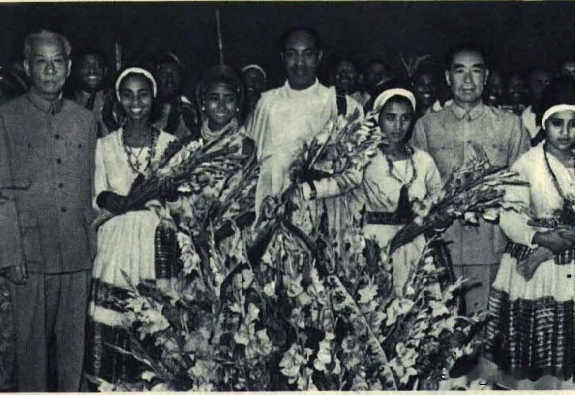 1961年8月20日，刘少奇、周恩来接见埃塞俄比亚文化代表团团长贝·特塞玛，副团