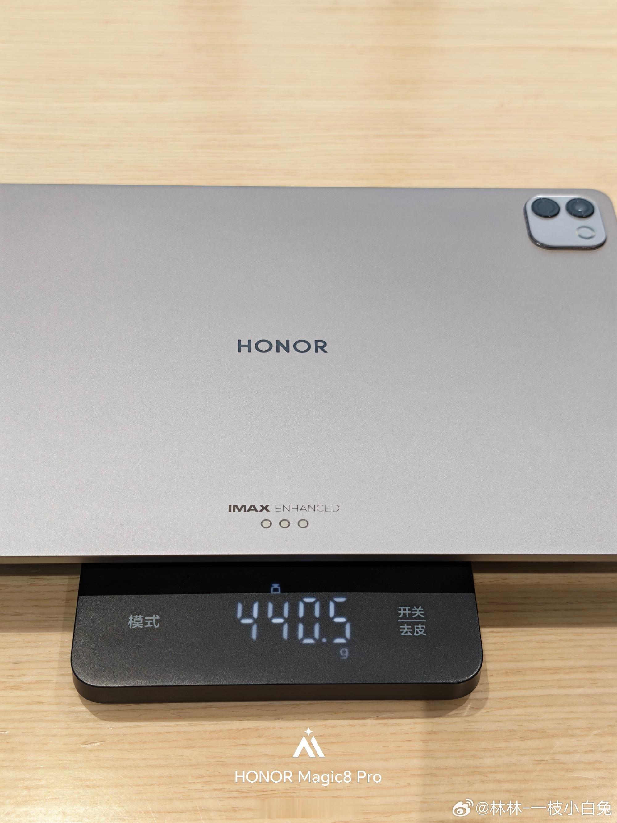 荣耀 MagicPad 3 Pro 12.3 外观公布，最近的大平板挺多，厚度 