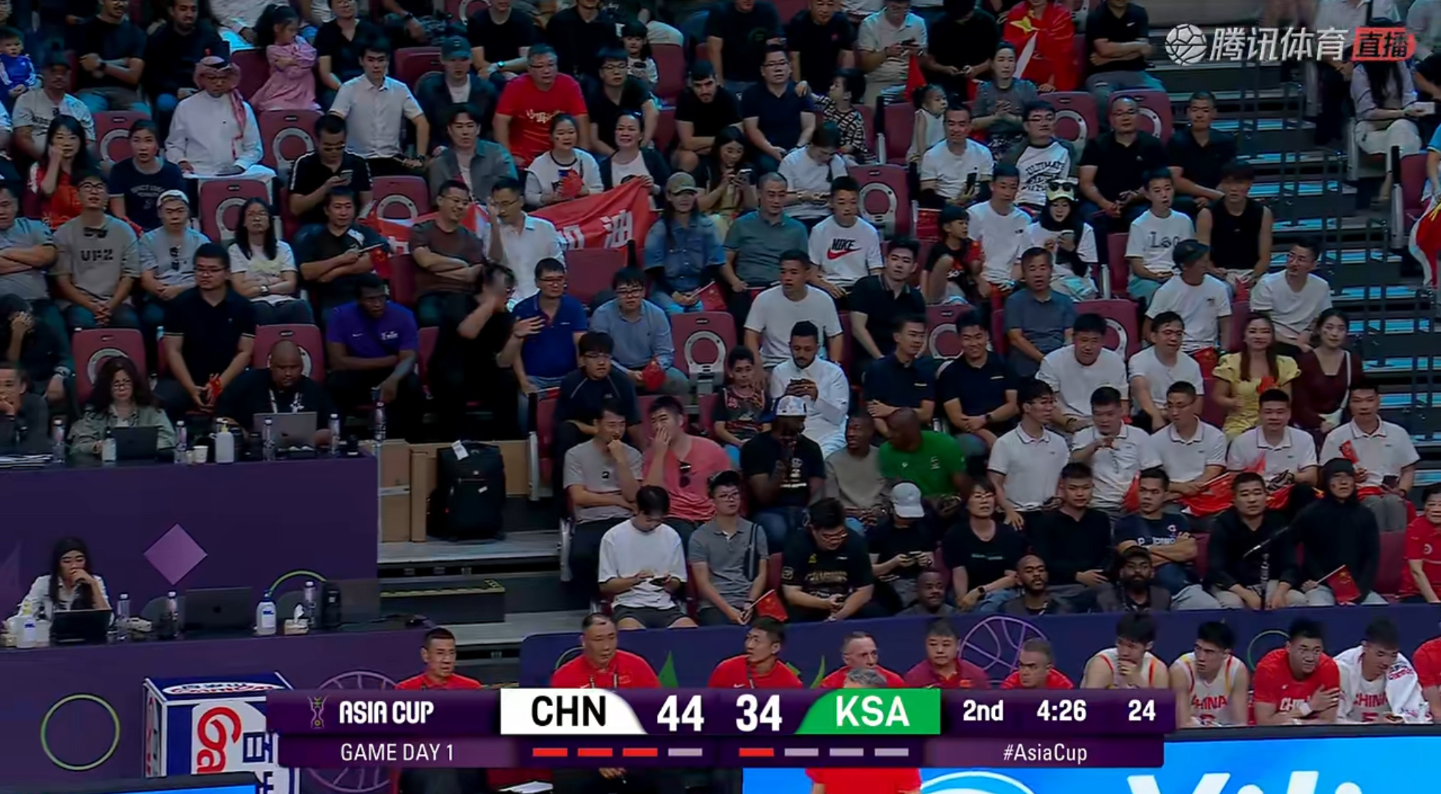 亚洲杯前面几场比赛，场边几乎都是空座。等中国队比赛的时候，多了很多很多人。无论我