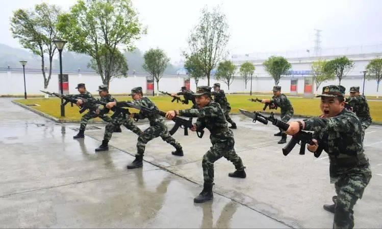 狗胆包天!

某武警支队大门前，一对母女正常经过，一名男子却突然上前挑衅。更过分