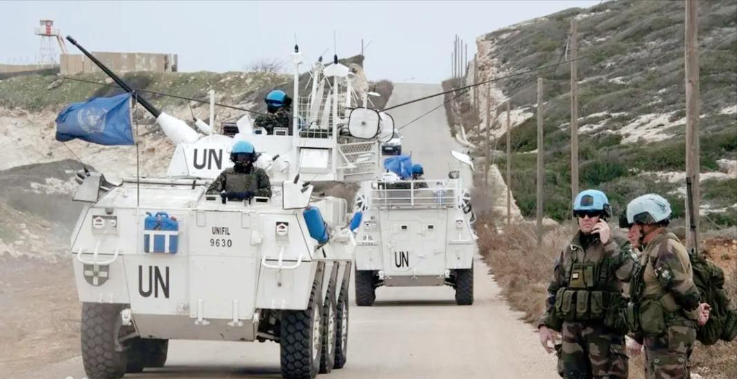 这下是真的犯了众怒了！联合国维和部队居然在执行任务的时候被人公然开炮袭击了，当地